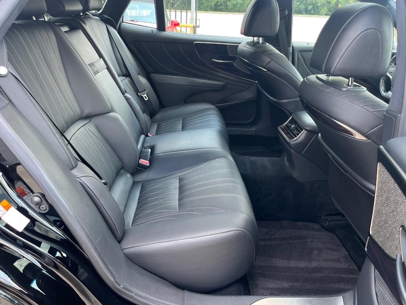 Lexus LS 500 Vehicle Full-screen Gallery Image 16