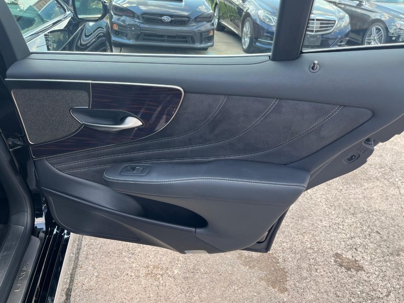 Lexus LS 500 Vehicle Full-screen Gallery Image 17