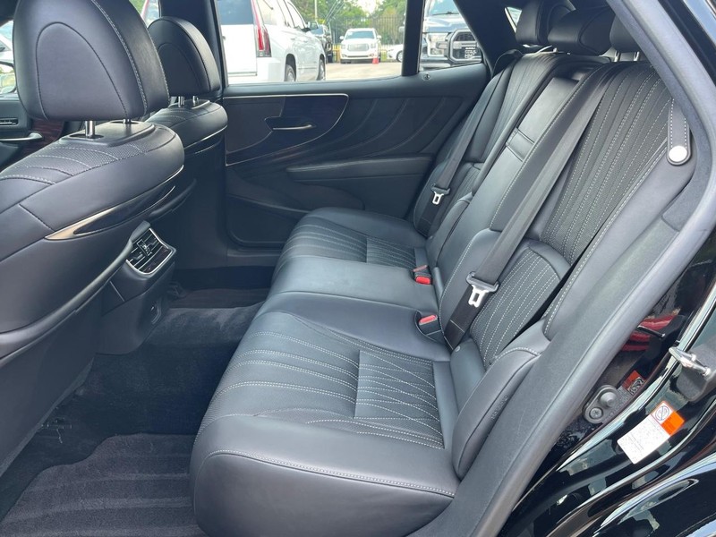 Lexus LS 500 Vehicle Full-screen Gallery Image 18