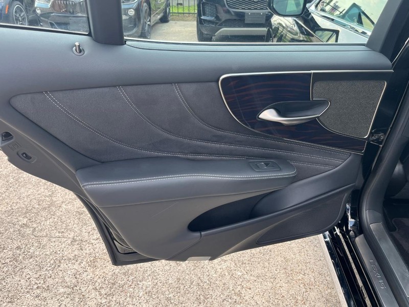 Lexus LS 500 Vehicle Full-screen Gallery Image 19