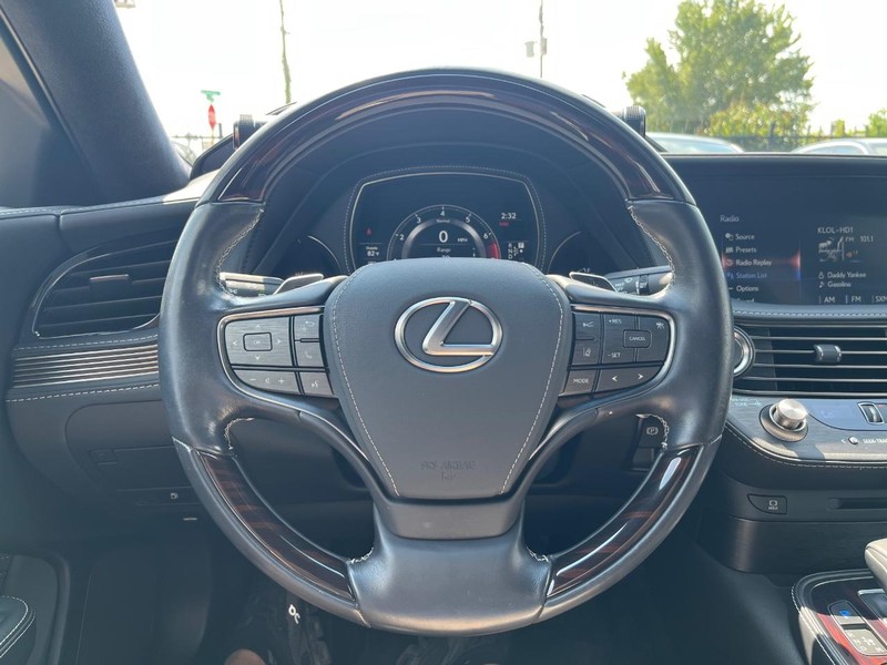 Lexus LS 500 Vehicle Full-screen Gallery Image 20