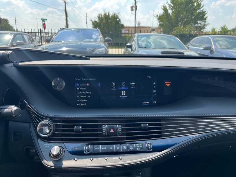 Lexus LS 500 Vehicle Full-screen Gallery Image 22