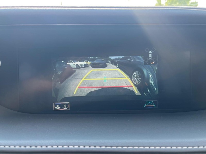 Lexus LS 500 Vehicle Full-screen Gallery Image 24