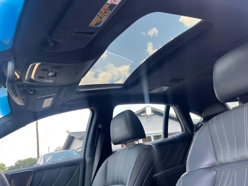 Lexus LS 500 Vehicle Full-screen Gallery Image 26