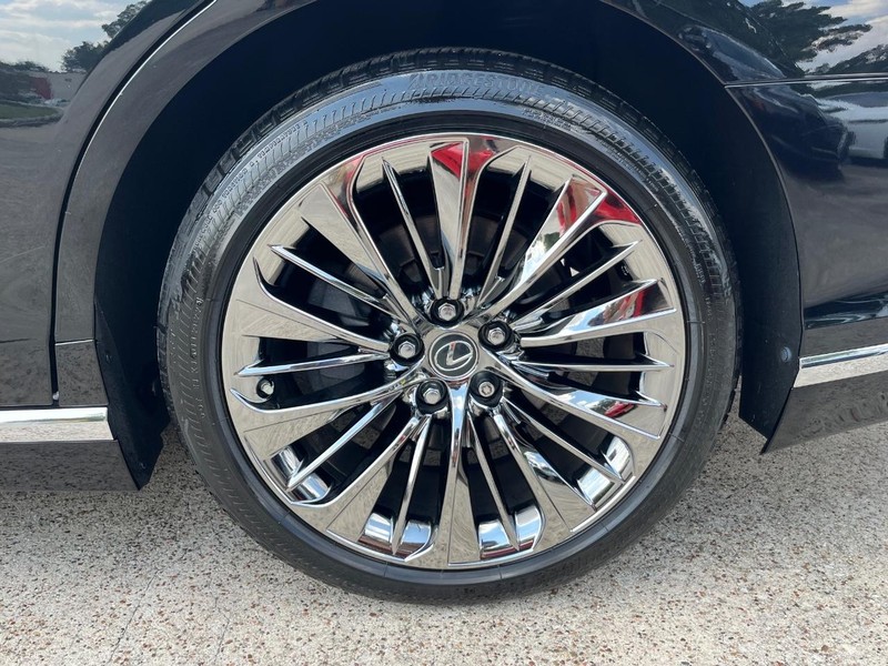 Lexus LS 500 Vehicle Full-screen Gallery Image 27