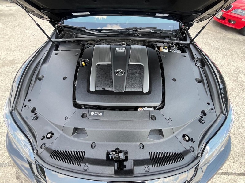 Lexus LS 500 Vehicle Full-screen Gallery Image 28