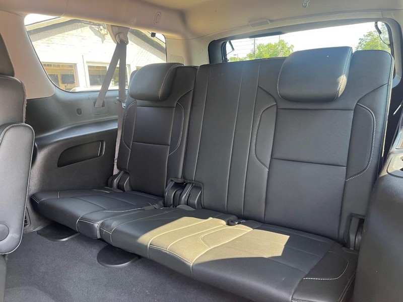 Chevrolet Suburban Vehicle Full-screen Gallery Image 20