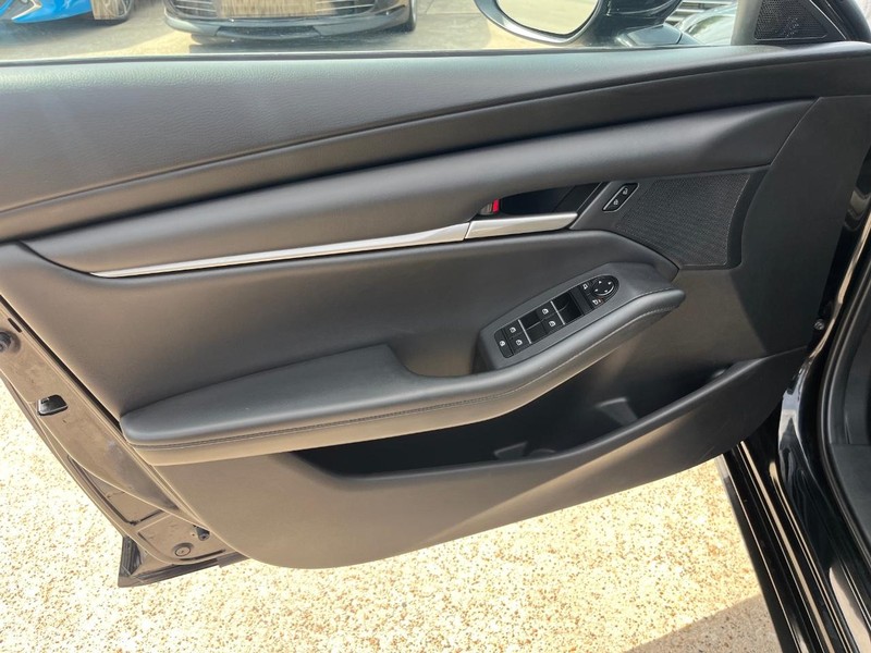 Mazda Mazda3 Hatchback Vehicle Full-screen Gallery Image 12