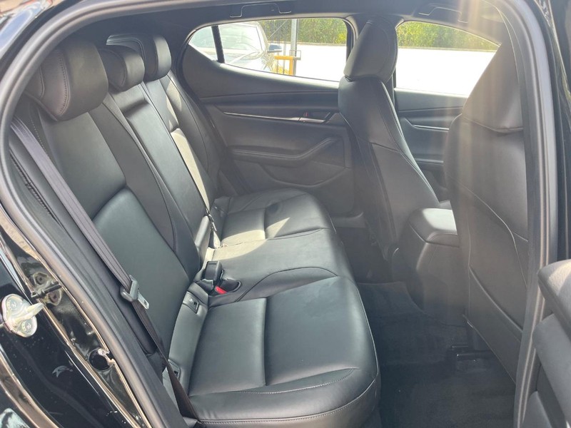 Mazda Mazda3 Hatchback Vehicle Full-screen Gallery Image 16