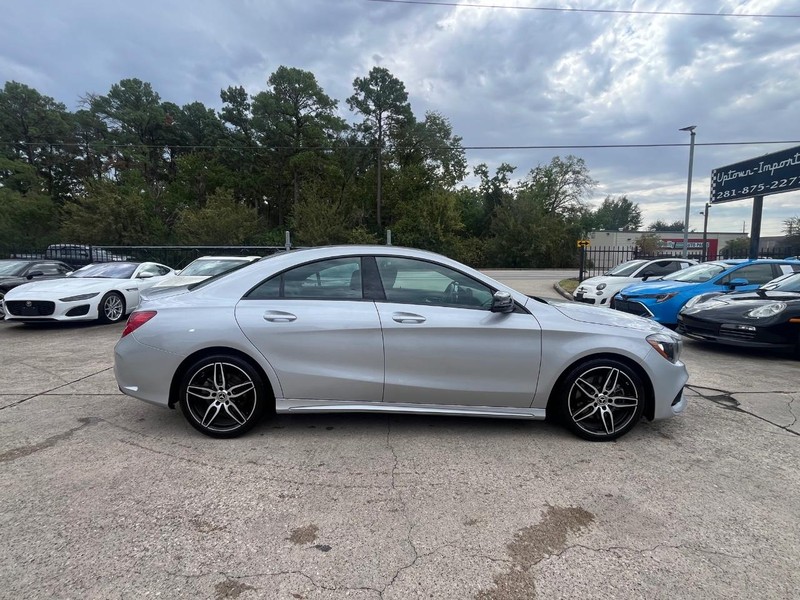 Mercedes-Benz CLA 250 Vehicle Full-screen Gallery Image 05