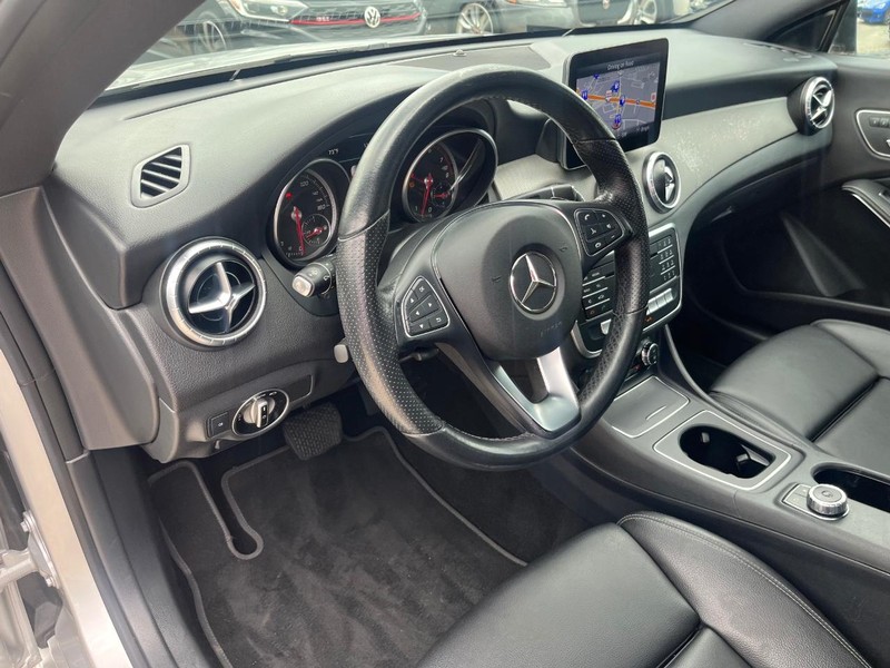 Mercedes-Benz CLA 250 Vehicle Full-screen Gallery Image 10