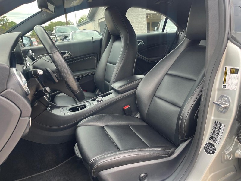 Mercedes-Benz CLA 250 Vehicle Full-screen Gallery Image 11