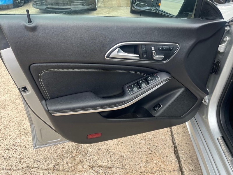 Mercedes-Benz CLA 250 Vehicle Full-screen Gallery Image 12