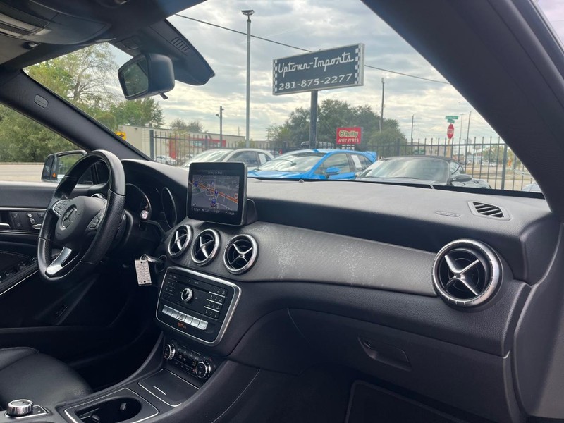 Mercedes-Benz CLA 250 Vehicle Full-screen Gallery Image 13