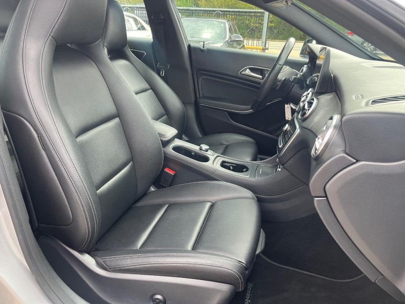 Mercedes-Benz CLA 250 Vehicle Full-screen Gallery Image 14