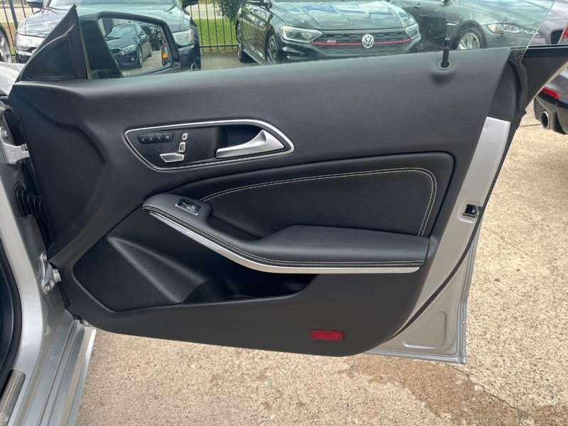 Mercedes-Benz CLA 250 Vehicle Full-screen Gallery Image 15