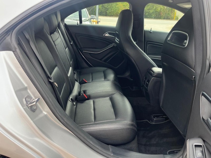 Mercedes-Benz CLA 250 Vehicle Full-screen Gallery Image 16