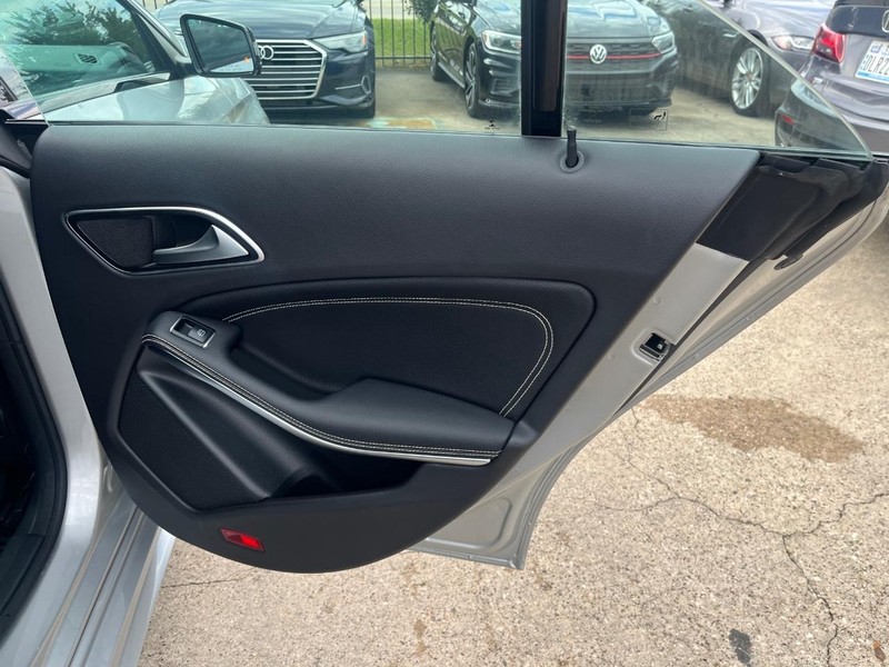 Mercedes-Benz CLA 250 Vehicle Full-screen Gallery Image 17