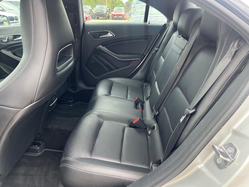 Mercedes-Benz CLA 250 Vehicle Full-screen Gallery Image 18