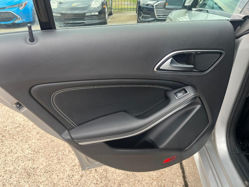 Mercedes-Benz CLA 250 Vehicle Full-screen Gallery Image 19