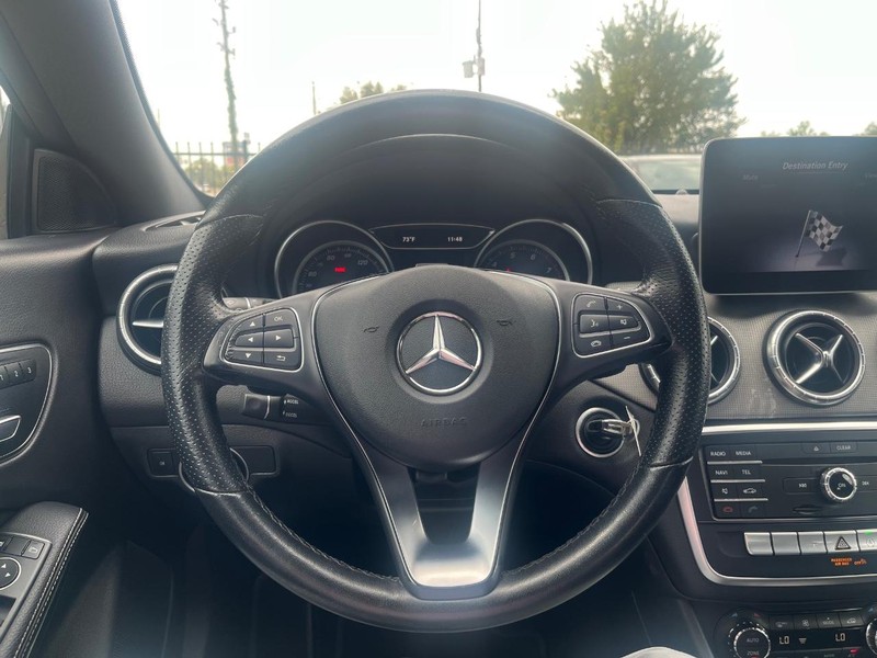 Mercedes-Benz CLA 250 Vehicle Full-screen Gallery Image 20