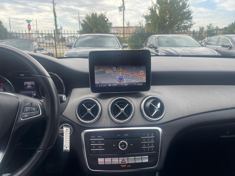 Mercedes-Benz CLA 250 Vehicle Full-screen Gallery Image 22