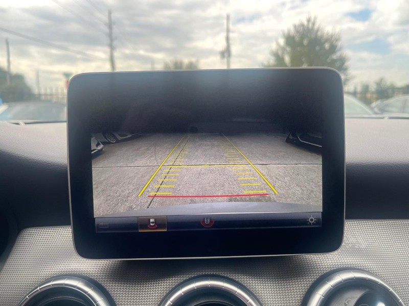 Mercedes-Benz CLA 250 Vehicle Full-screen Gallery Image 23