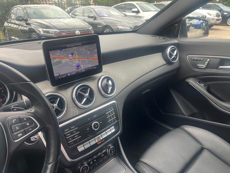 Mercedes-Benz CLA 250 Vehicle Full-screen Gallery Image 25