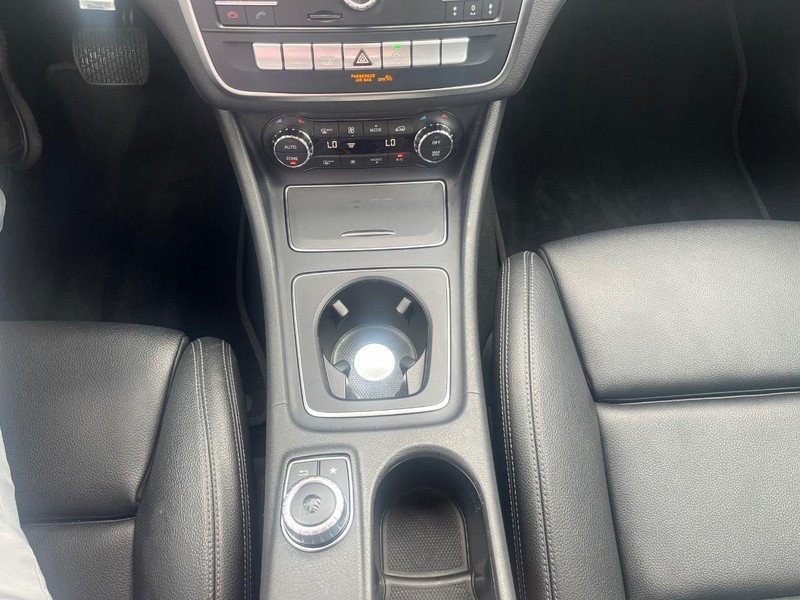 Mercedes-Benz CLA 250 Vehicle Full-screen Gallery Image 26