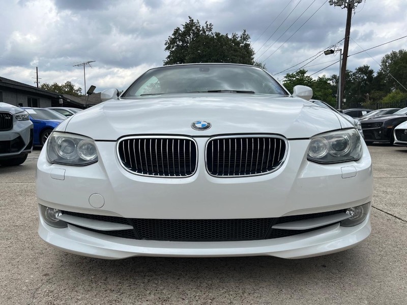 BMW 335i Vehicle Full-screen Gallery Image 03