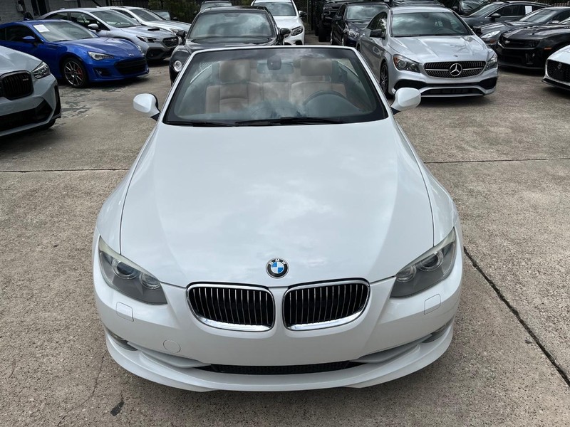 BMW 335i Vehicle Full-screen Gallery Image 04