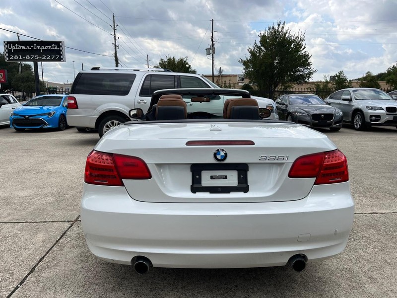 BMW 335i Vehicle Full-screen Gallery Image 09