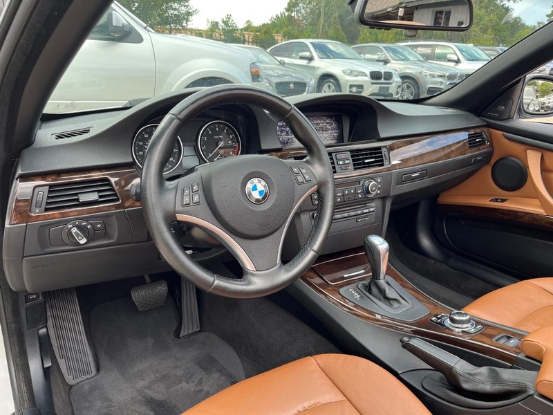 BMW 335i Vehicle Full-screen Gallery Image 13