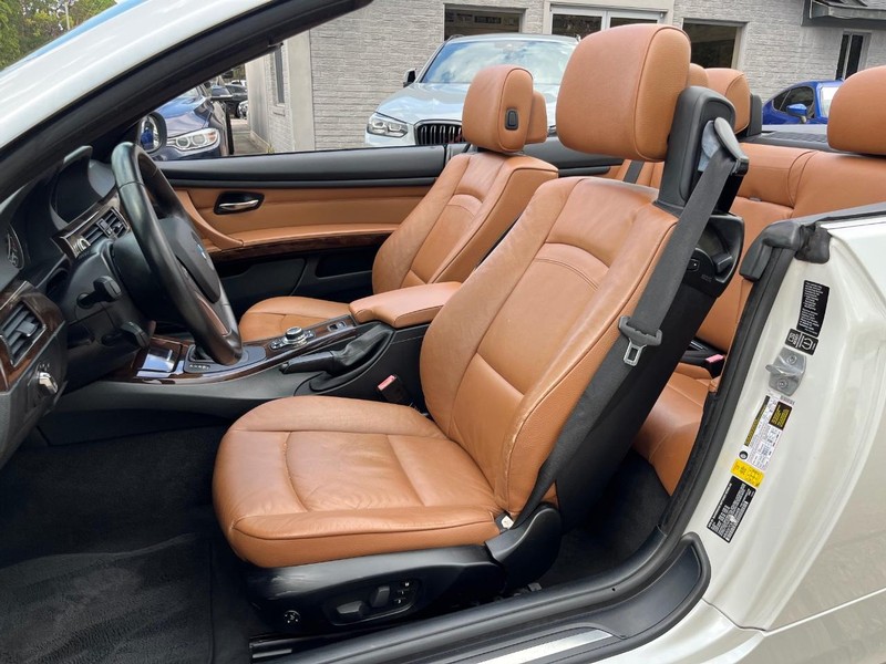 BMW 335i Vehicle Full-screen Gallery Image 14