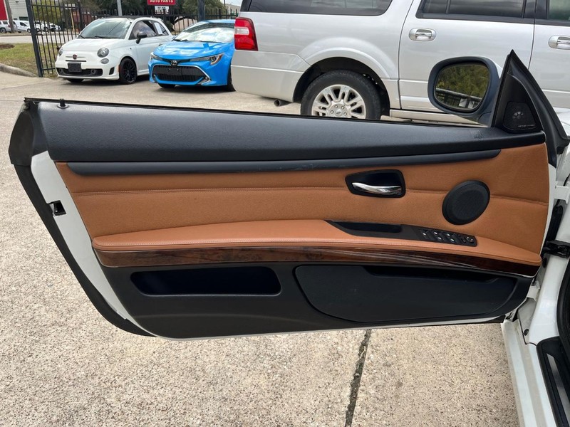 BMW 335i Vehicle Full-screen Gallery Image 15