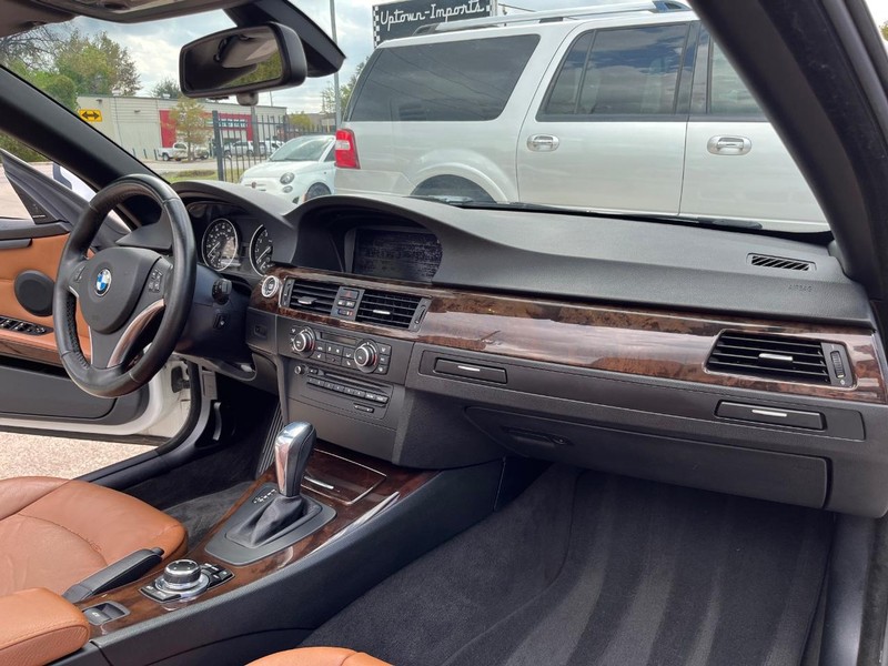 BMW 335i Vehicle Full-screen Gallery Image 16