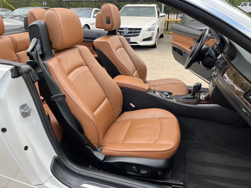 BMW 335i Vehicle Full-screen Gallery Image 17