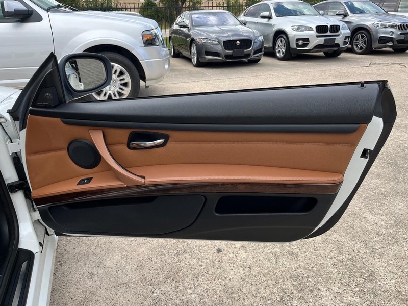 BMW 335i Vehicle Full-screen Gallery Image 18