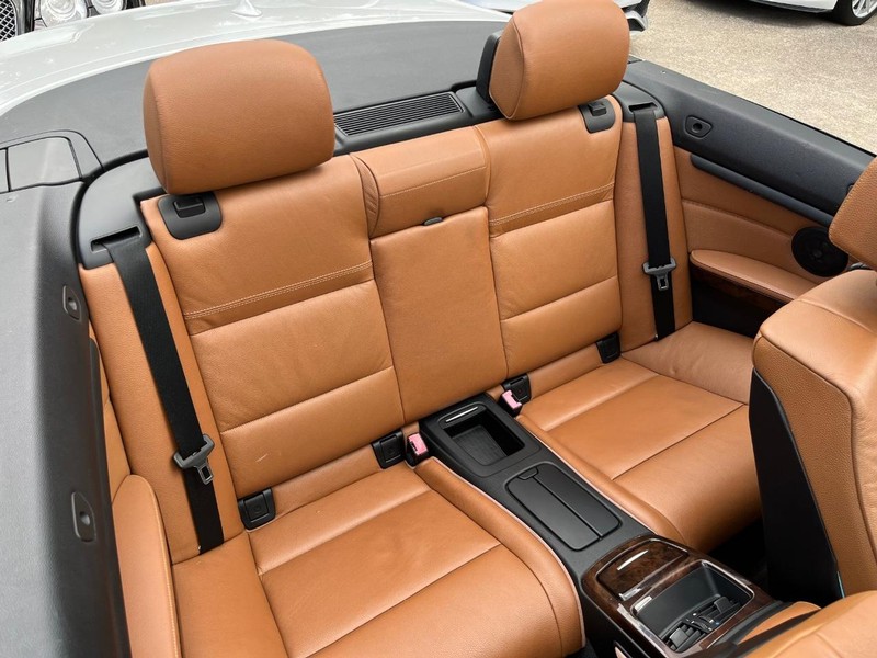 BMW 335i Vehicle Full-screen Gallery Image 19