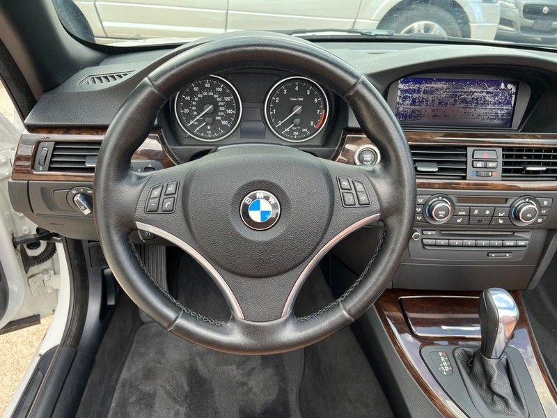 BMW 335i Vehicle Full-screen Gallery Image 20