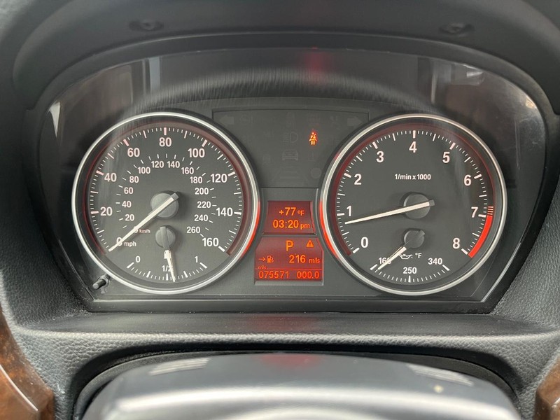 BMW 335i Vehicle Full-screen Gallery Image 21