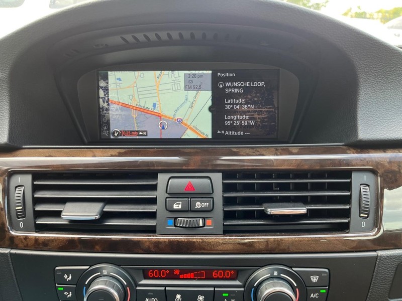 BMW 335i Vehicle Full-screen Gallery Image 22