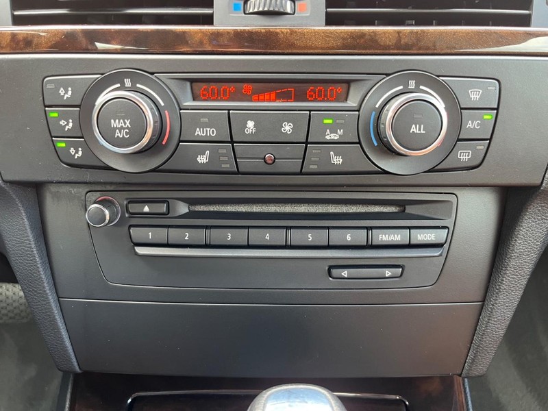 BMW 335i Vehicle Full-screen Gallery Image 23