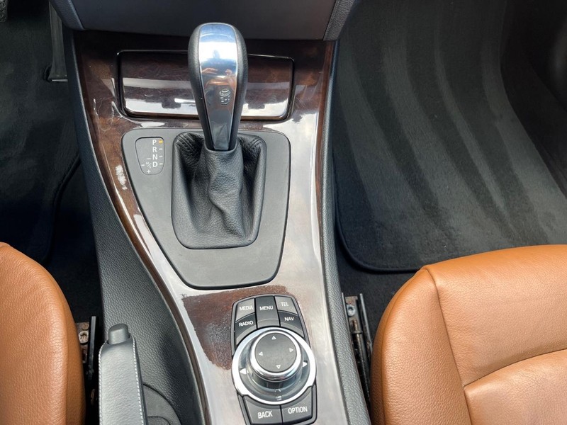 BMW 335i Vehicle Full-screen Gallery Image 24