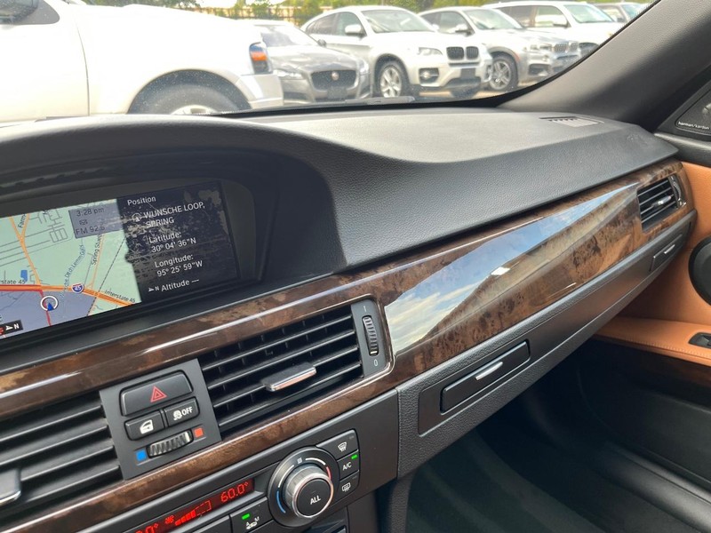 BMW 335i Vehicle Full-screen Gallery Image 25