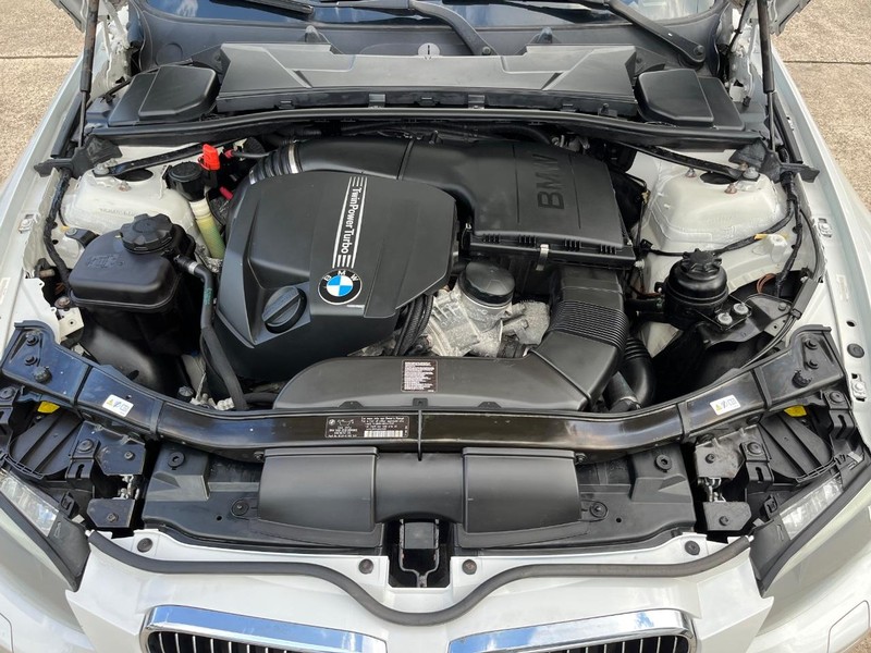 BMW 335i Vehicle Full-screen Gallery Image 27