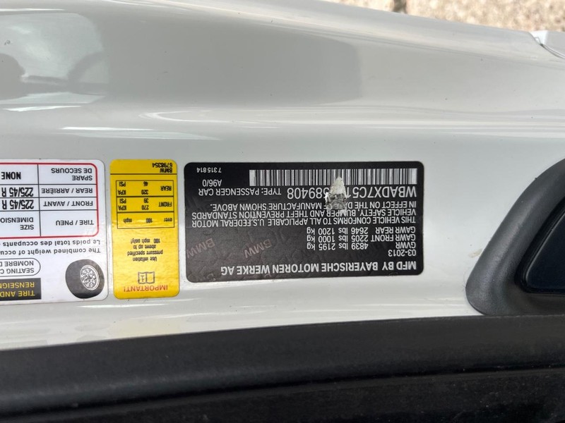 BMW 335i Vehicle Full-screen Gallery Image 28