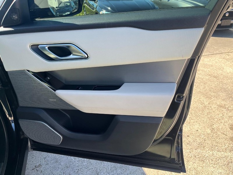 Land Rover Range Rover Velar Vehicle Full-screen Gallery Image 15