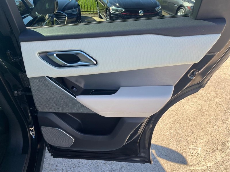 Land Rover Range Rover Velar Vehicle Full-screen Gallery Image 17