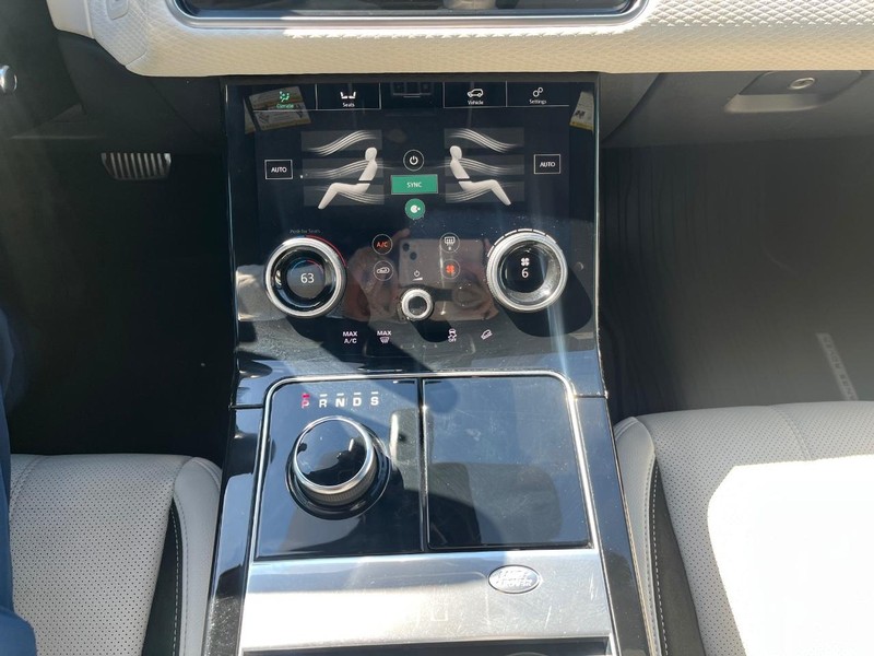 Land Rover Range Rover Velar Vehicle Full-screen Gallery Image 22